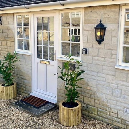 Well Cottage: A Cotswold Cottage At The Heart Of The Village Of Crudwell Buitenkant foto