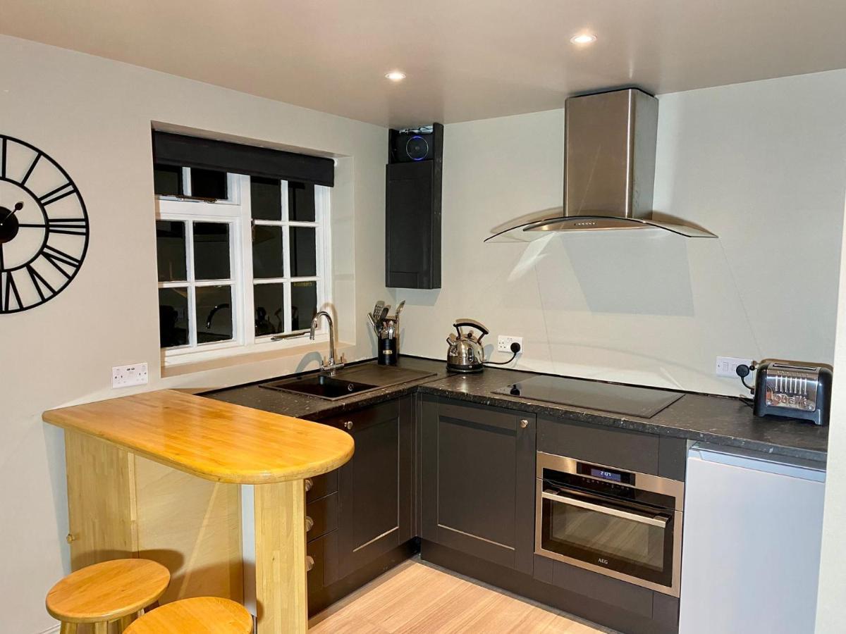 Well Cottage: A Cotswold Cottage At The Heart Of The Village Of Crudwell Buitenkant foto