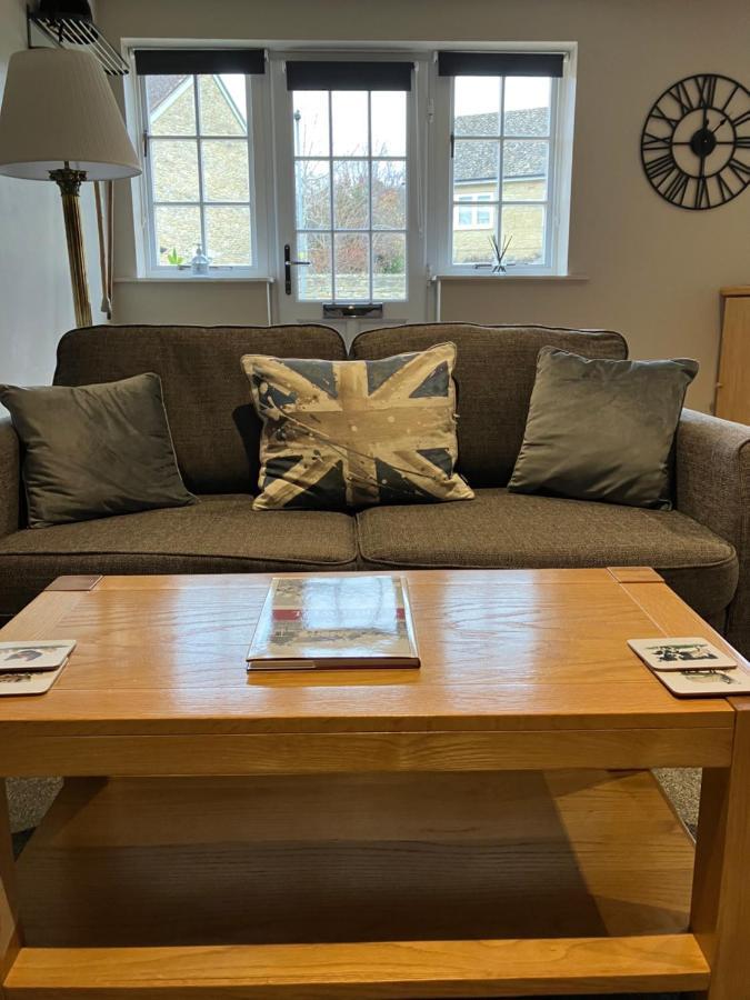 Well Cottage: A Cotswold Cottage At The Heart Of The Village Of Crudwell Buitenkant foto